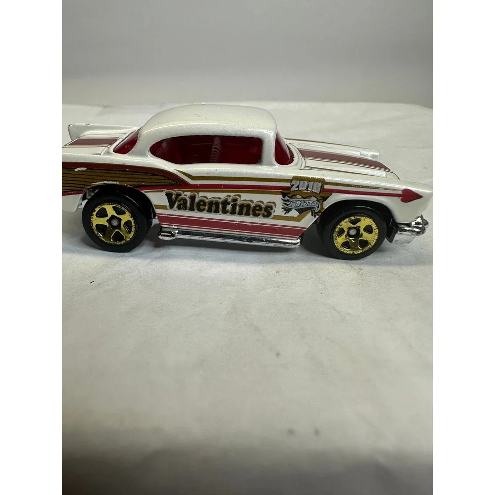 Hot Wheels 2018 Valentines 57 Chevy Diecast Car White‎ Red Gold 164 Scale